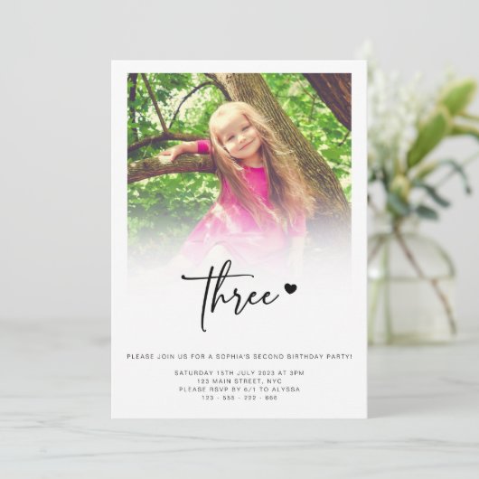 写真3歳の誕生日3人のハートかわいい素敵 招待状 (スタンド正面)