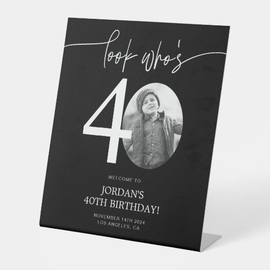 写真40th誕生日ウェルカムサイン | 誰が40歳か見て 台座サイン (正面)