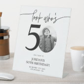 写真50th誕生日ウェルカムサイン | 誰が50歳か見て 台座サイン (インサイチュ)