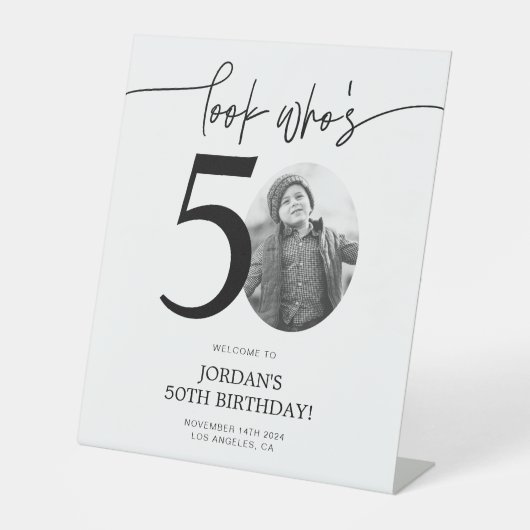 写真50th誕生日ウェルカムサイン | 誰が50歳か見て 台座サイン (正面)