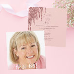 写真60th birthday party hello 60グリッター 招待状<br><div class="desc">テンプレートを自分の写真に。前面：ホワイト文字オーバーレイ：こんにちは60!この文字は手書入力されたスタイルモダンスクリプトで構成されている。戻る：バラ金ゴールドの背景と暗いバラ金ゴールドの色の文字。名前とパーティー詳細のテンプレート。フェイク飾バラ金ゴールド色グリッタードリップ。</div>