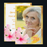 写真70th誕生日パーティー熱帯フローラホワイト 招待状<br><div class="desc">誕生フェミニン日70エレガント日のパーティー招待状。白い背景に柔らエレガントかなピンクのハイビスカスの花とフェイク金ゴールド枠。フロント：写真と彼女の年齢のためのテンプレートバック：あなたのパーティー情報のためのテンプレート。</div>