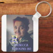 写真80th birthday add name date モダン purple ye キーホルダー (裏面)