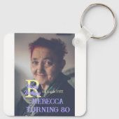 写真80th birthday add name date モダン purple ye キーホルダー (裏面)