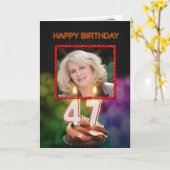 写真、ケーキとキャンドルと47番目の誕生日を追加 カード (黄色い花)