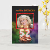 写真、ケーキとキャンドルと52番目の誕生日を追加 カード (黄色い花)