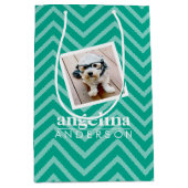 写真:シェブロン模様と名前をカスタムする ミディアムペーパーバッグ (正面)