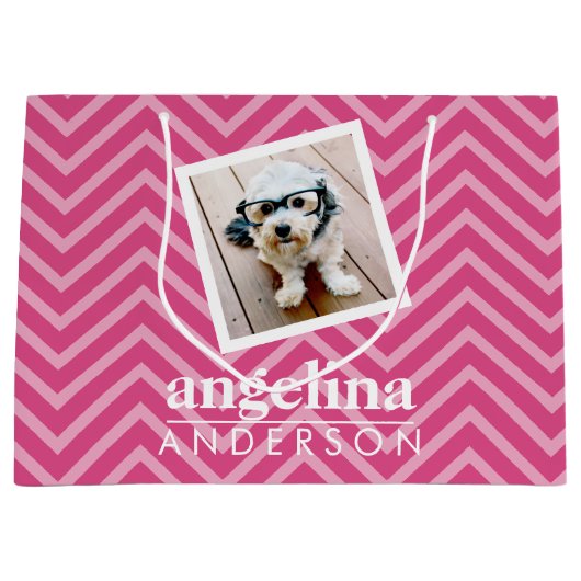 写真:シェブロン模様と名前をカスタムする ラージペーパーバッグ (正面)