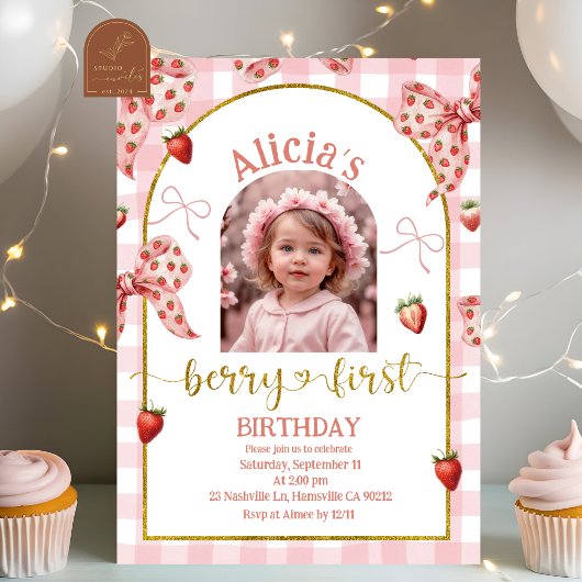 写真 ピンクのリボン付き イチゴ ベリー スイート 1歳の誕生日 招待状