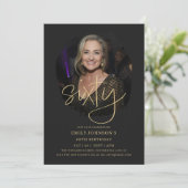 写真 ブラック&ゴールド 手書き風スクリプト 60歳の誕生日 招待状 (スタンド正面)