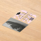 写真 卒業パーティー 2026 QRコード ピンク スクリプト アクリル招待状 (レイダウン)