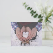 写真、婚約しました ブラックカリグラフィー婚約報告 案内ポストカード (スタンド正面)