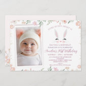 写真 温かいワイルドフラワー 兎の1歳の誕生日 招待状 (正面/裏面)