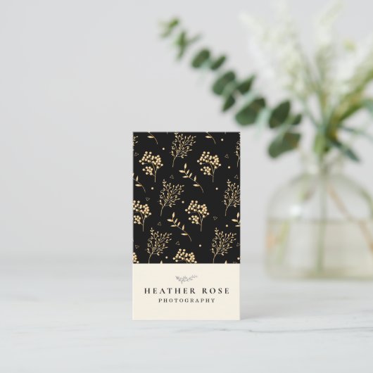 写真（濃い黒の背景）ロゴ写真 名刺 (スタンド正面)