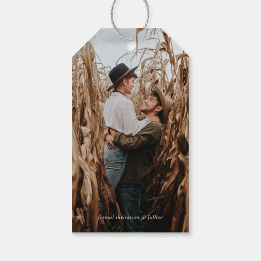 写真、白のモダンスクリプト結婚式の日付を保存 ギフトタグ (裏面)