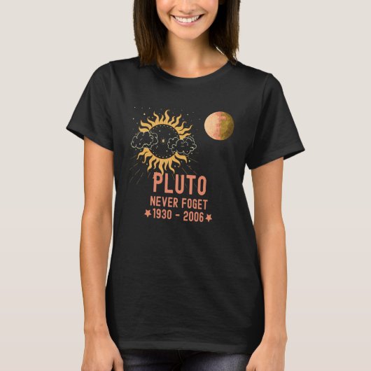 冥王星は惑星を忘れることはなく太陽は輝く Tシャツ (正面)