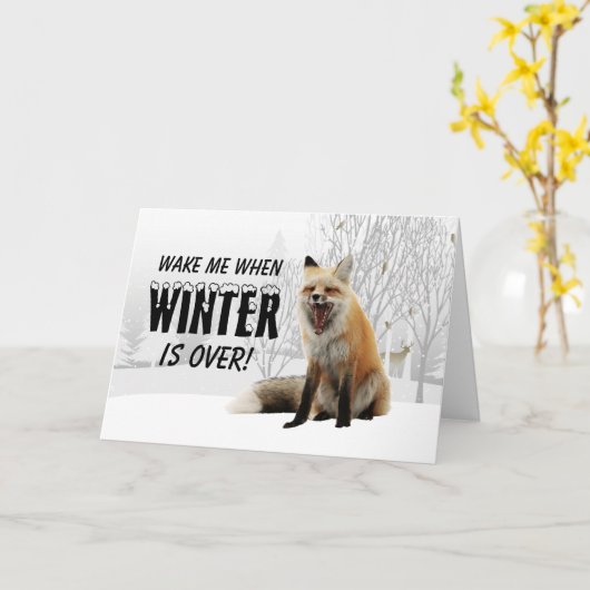 冬おもしろいの寒さに疲れたウッドランドキツネが良くなる カード (黄色い花)