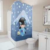 冬こけし人形 – ブルーマウンテンゲイザーガール シャワーカーテン (インサイチュ)