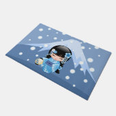 冬こけし人形 – ブルーマウンテンゲイザーガール ドアマット (アングル)