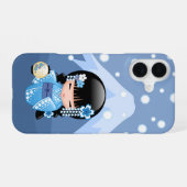 冬こけし人形 – ブルーマウンテンゲイザーガール iPhone 16ケース (裏面横)
