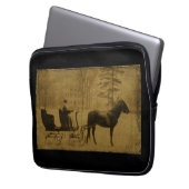 冬そりに乗る – プロジェクトバッグ ラップトップスリーブ (正面左)