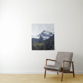 冬と春 – 緑の木と雪の山 タペストリー (インサイチュ)