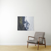 冬と春 – 緑の木と雪の山 タペストリー (インサイチュ(横))