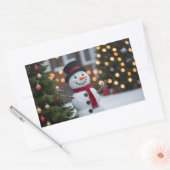 冬にクリスマスツリーを持つ雪だるま 長方形シール (封筒)