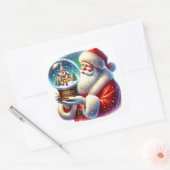 冬にフェスティバルのスノーグローブを持つサンタクロース スクエアシール (封筒)