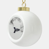 冬に北の湖で一般的なルーン水泳 セラミックボールオーナメント (右)