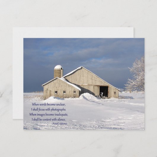 冬に古い納屋のある引用文 シーズンポストカード (正面/裏面)