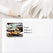 冬に家をドライブするスクールバス ラベル (インサイチュ)