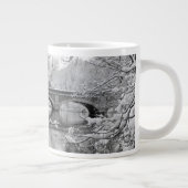 冬に川を渡るア凍っていーチブリッジ ジャンボコーヒーマグカップ (右)