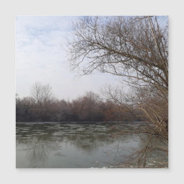 冬に川沿いを生きる