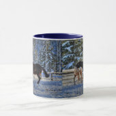 冬に雪で遊ぶ2頭の牧場の馬 マグカップ (中央)