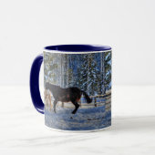 冬に雪で遊ぶ2頭の牧場の馬 マグカップ (正面左)