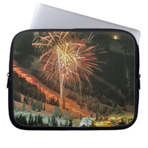 冬のたいまつパレードと花火 ラップトップスリーブ