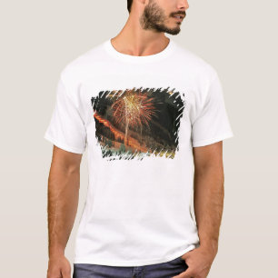 冬のたいまつパレードと花火 Tシャツ