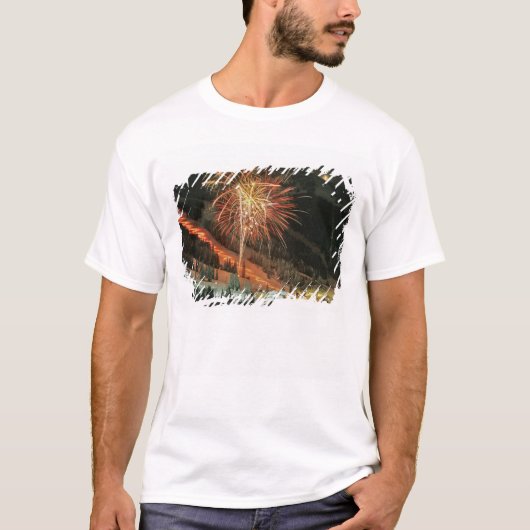 冬のたいまつパレードと花火 Tシャツ (正面)