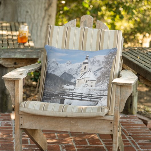 冬のアルプス山と雪の中の教会 アウトドアクッション (椅子)