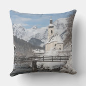 冬のアルプス山と雪の中の教会 アウトドアクッション (裏面)