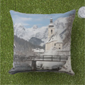 冬のアルプス山と雪の中の教会 アウトドアクッション (芝生)