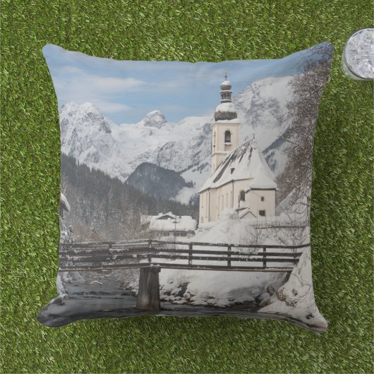 冬のアルプス山と雪の中の教会 アウトドアクッション (芝生)