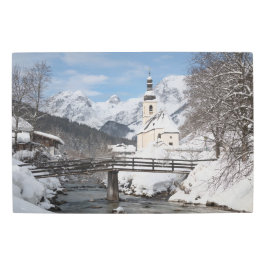 冬のアルプス山と雪の中の教会 メタルプリント