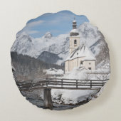 冬のアルプス山と雪の中の教会 ラウンドクッション (裏面)