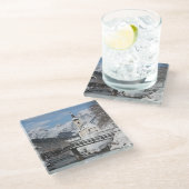 冬のアルプス山脈と雪の中の教会 ガラスコースター (アングル)