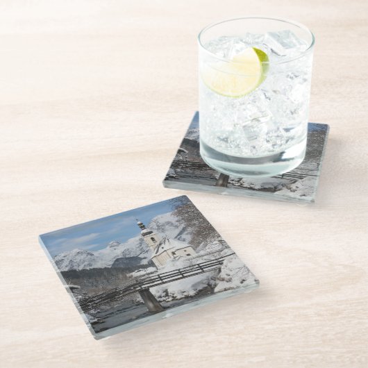 冬のアルプス山脈と雪の中の教会 ガラスコースター (アングル)