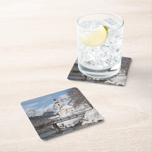 冬のアルプス山脈と雪の中の教会 スクエアペーパーコースター (インサイチュ)