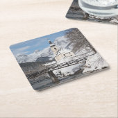 冬のアルプス山脈と雪の中の教会 スクエアペーパーコースター (アングル)