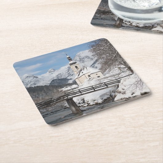 冬のアルプス山脈と雪の中の教会 スクエアペーパーコースター (アングル)